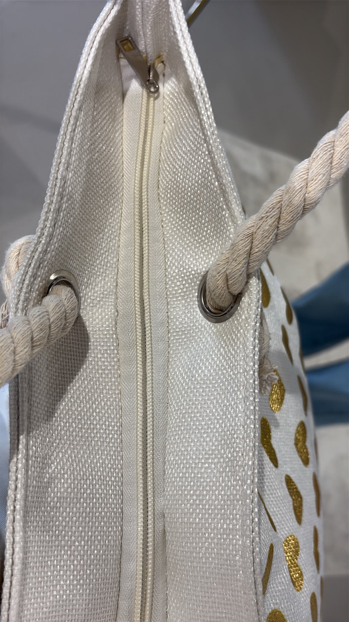 Sac de plage blanc et dorée