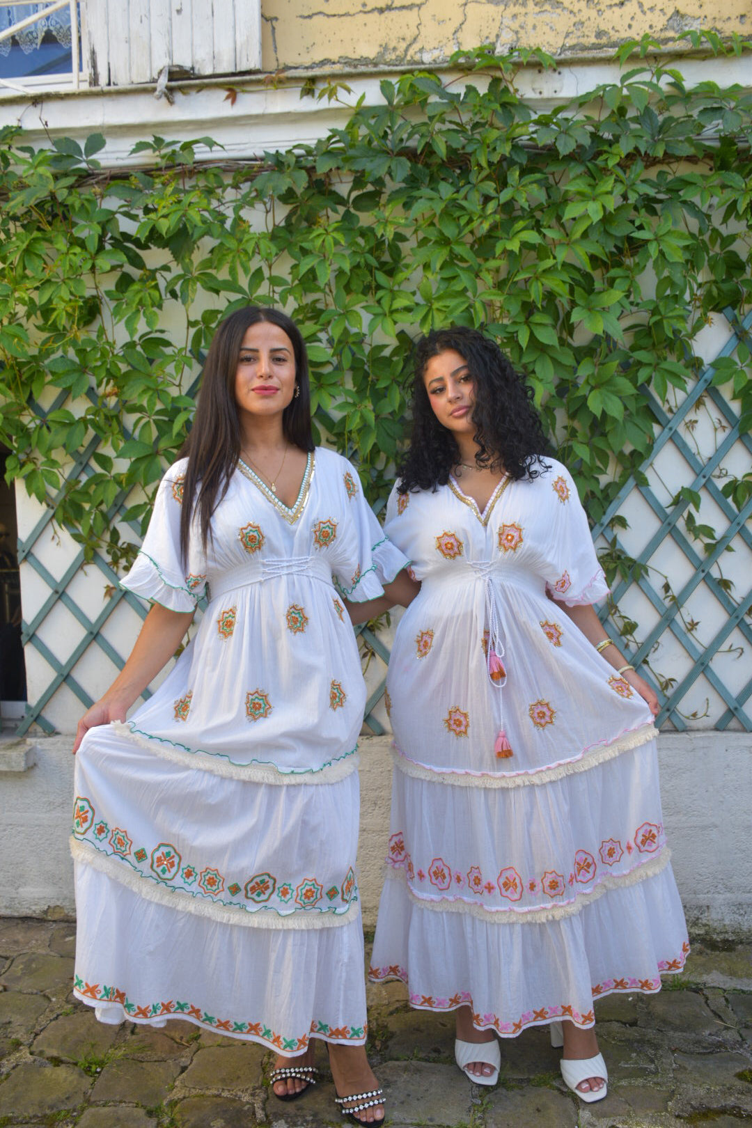 Robe longue brodée blanche & rose